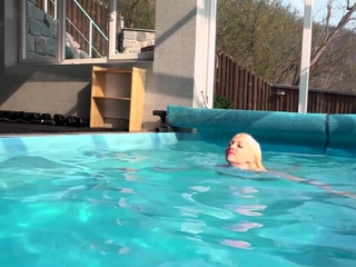 Hitting the pool at the gym, Leonida looked hot as hell in