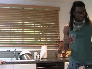 Stepmom walks in on her stepcompeer’s sister and